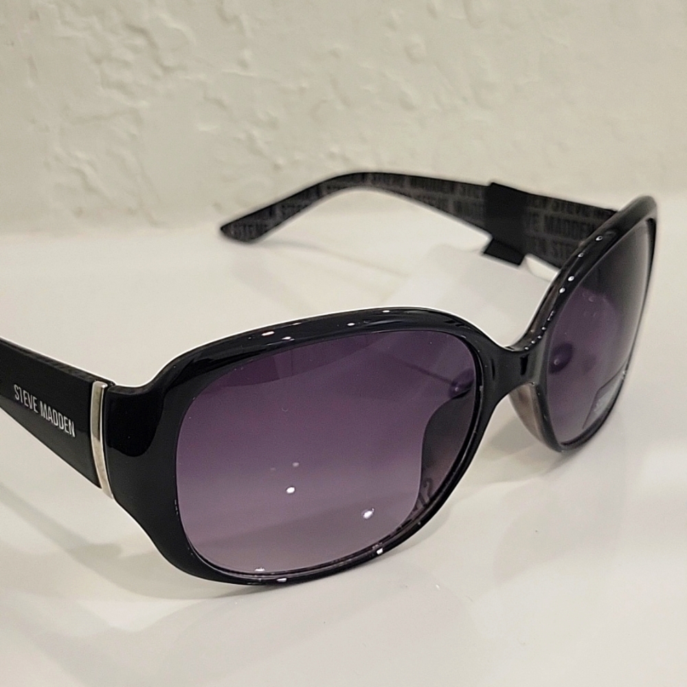 NWT STEVE MADDEN Burke black sunglasses